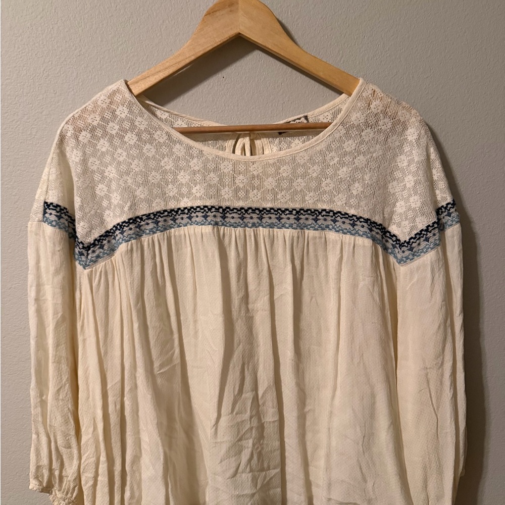 Eyeshadow Cream and Blue Lace Women's Blouse